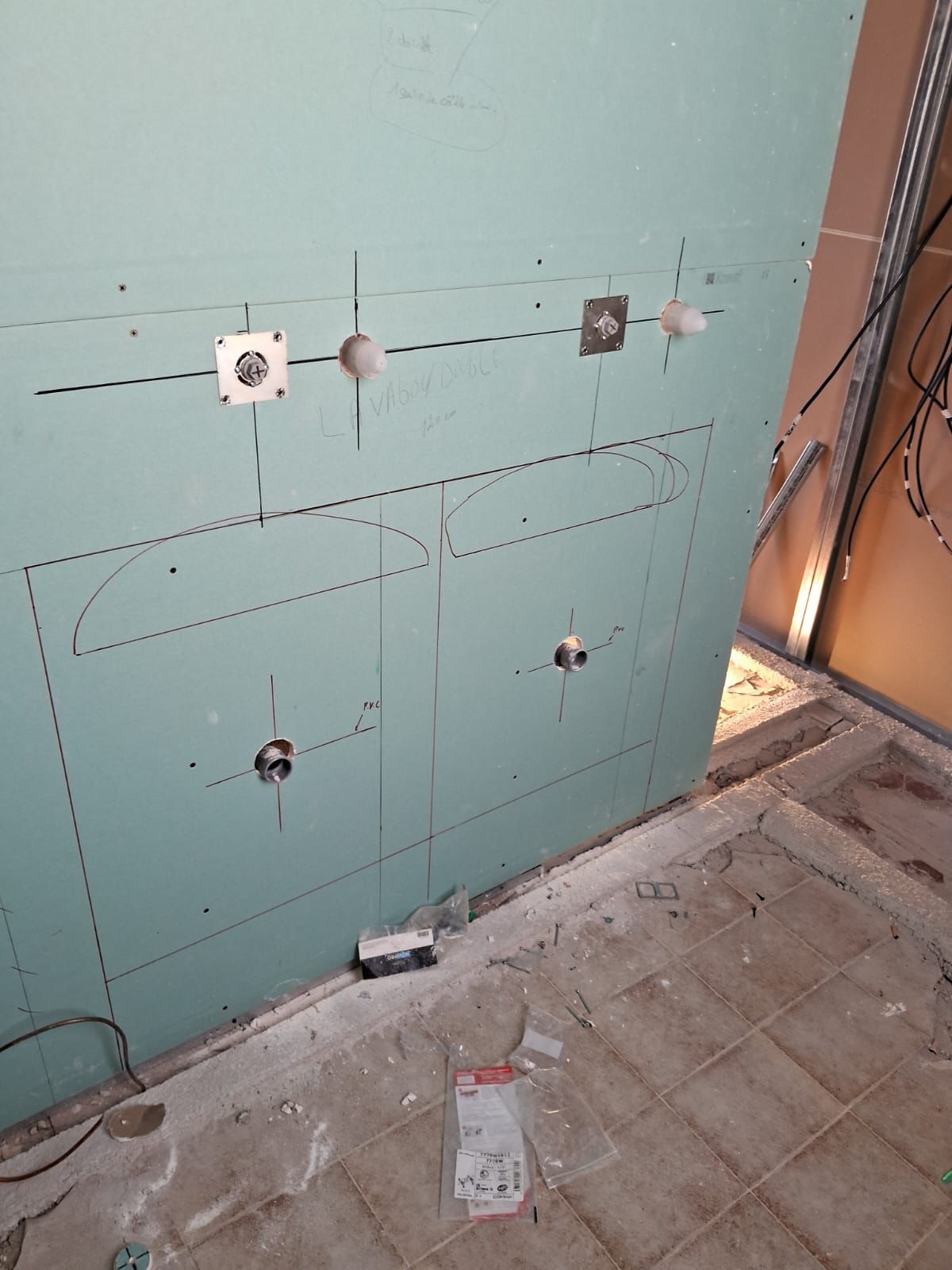 Plâtrerie : plaques hydrofuges et tracé du meuble avant pose et finitions